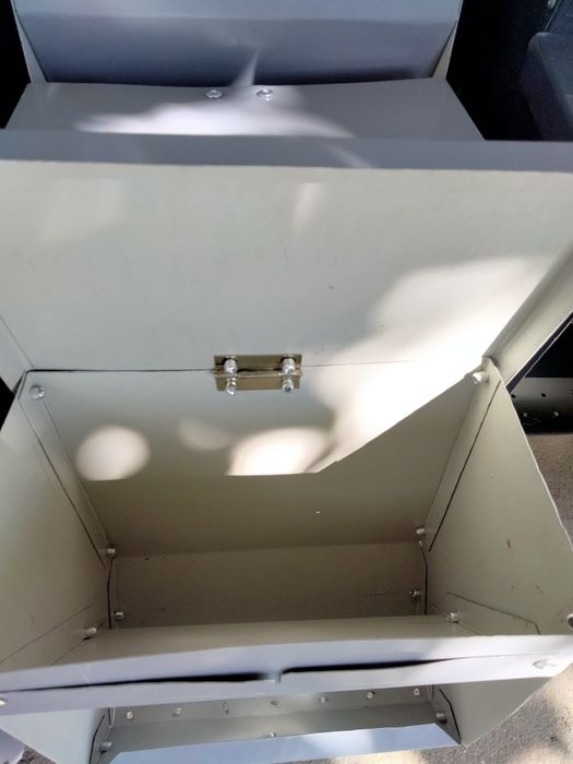 Бункерні годівнички для кролів.