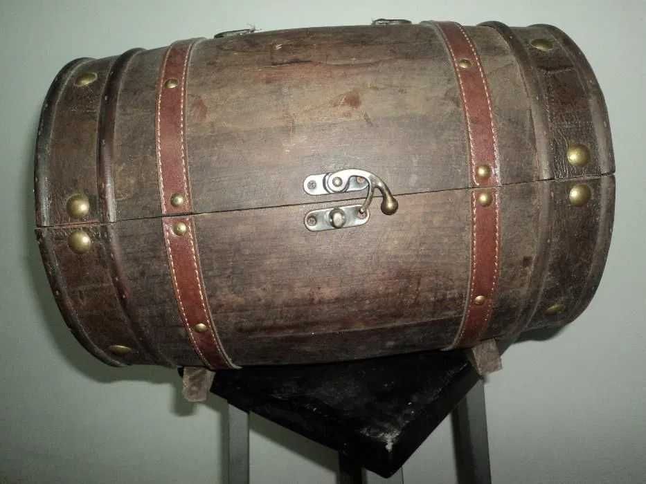 Bau com acabamento em pele