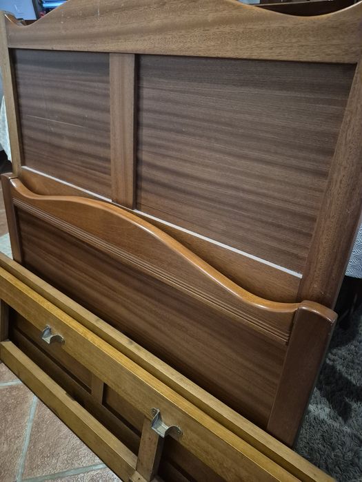 Cama completa + mesa cabeceira