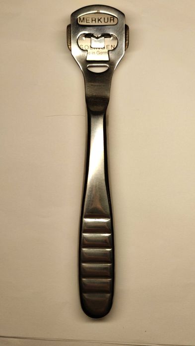 Omega skrobaczka z żyletką do pięt
