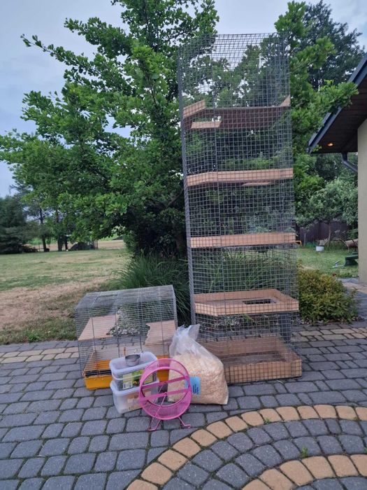 Bardzo ładna, solidna klatka dla zwierzaka plus akcesoria