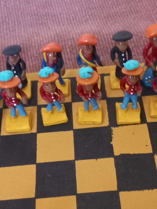 Xadrez Antigo com Peças em Argila pintadas à mão.