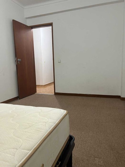 Quarto partilhado em Algés, liga para mais informação