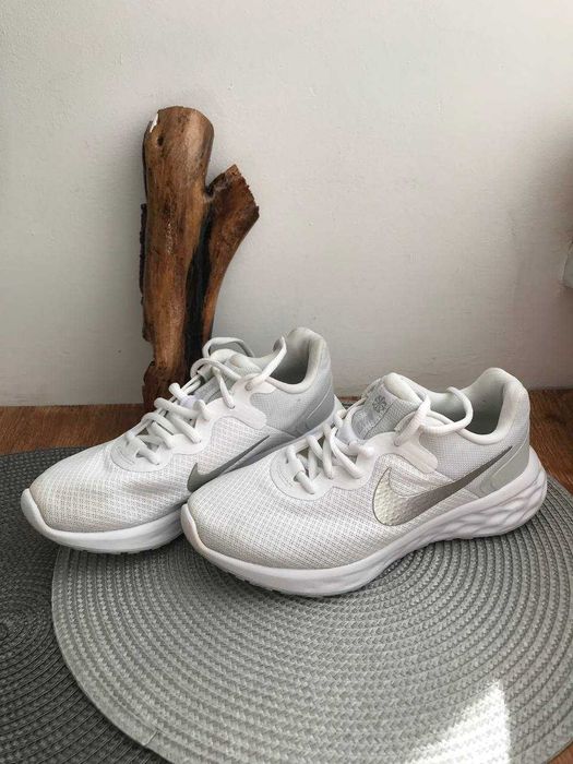 Кросівки жіночі Nike Revolution 6