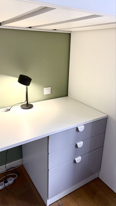 Łóżko na antresoli z biurkiem z 4 szufladami, materac 90x200 cm