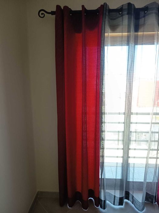 Cortinados opacos Vermelho/Bordeaux e transparentes em tons de cinzento