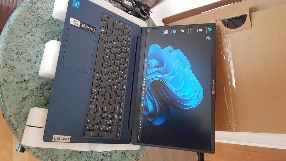 Laptop Lenovo IdeaPad Slim 3 15,6" Intel Core i5 16 GB / 512 GB