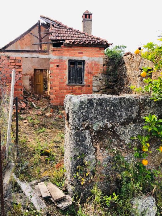 Casa com 55m2 + pátio com 24m2