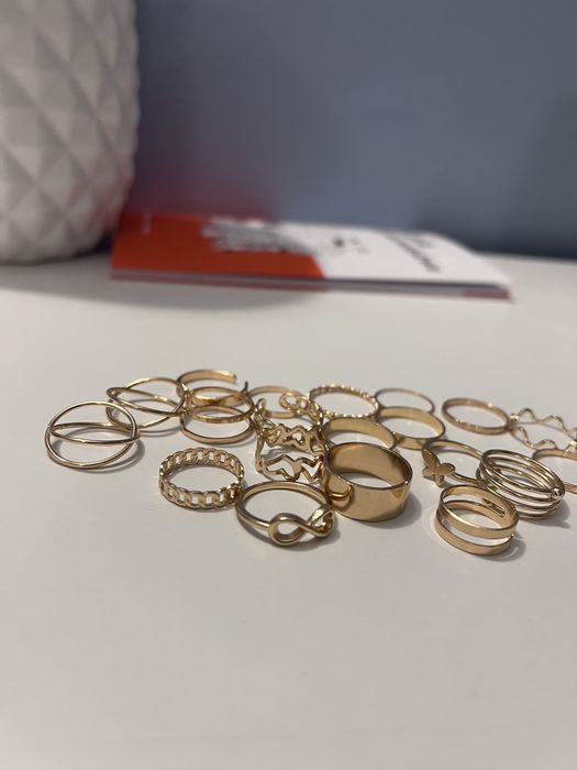 21 pierścionków ze stali