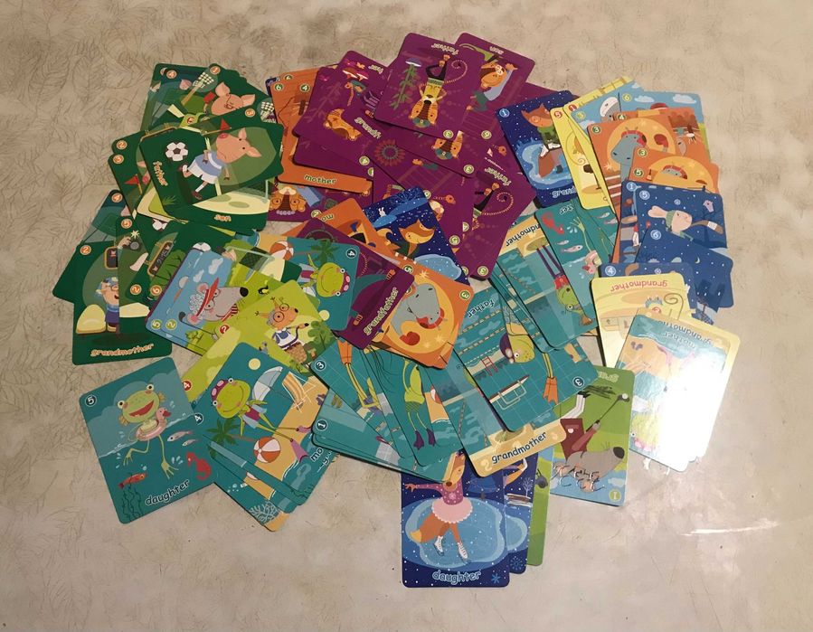 Продам карточки Ninjago 35шт. и Барни 117шт.