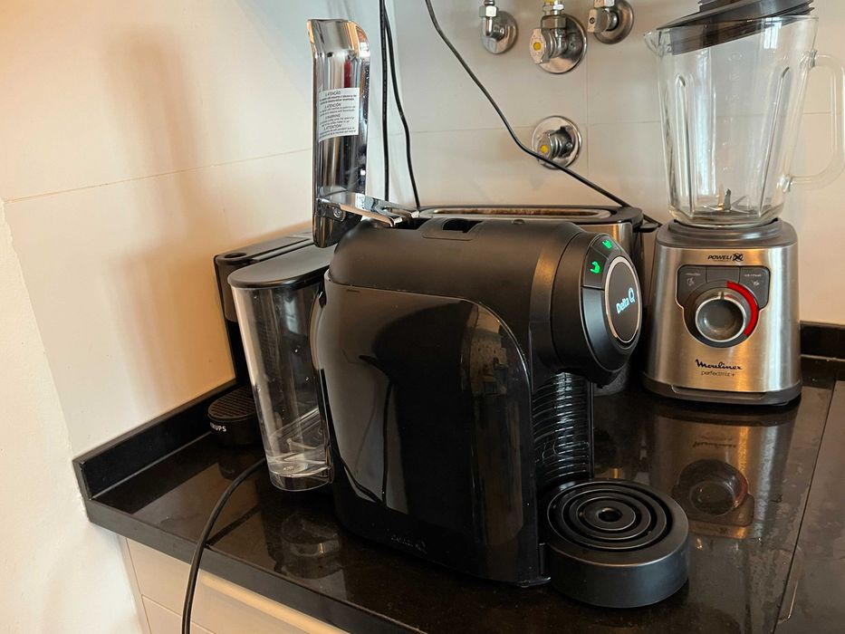 Máquina de Café Delta Q Qool Preta – Excelente Estado