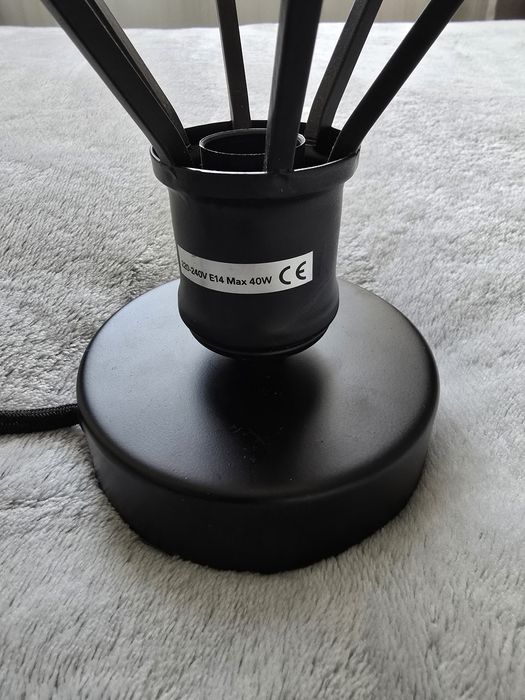 Lampka stołowa na kształt diamentu.