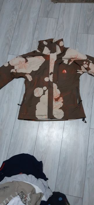 Продам ветровку nike acg