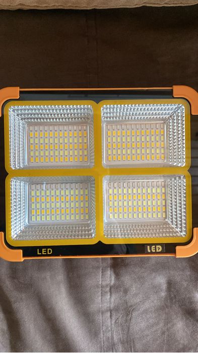 Projetor 200W com painel solar