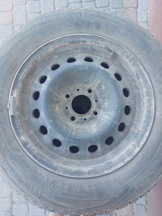 Koła opony zimowe na felgach stalowych 195.65.15 Bridg