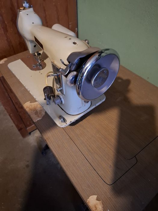 Mesa e máquina de costura antiga