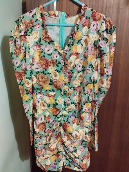 Vestido florido com drapeado novo
