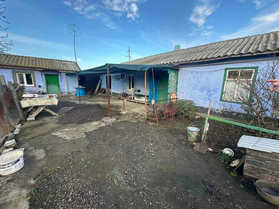 продам 25 соток землі з будинком