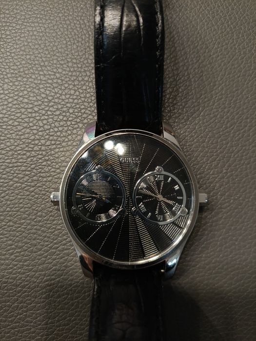 Zegarek z dwoma tarczami Guess