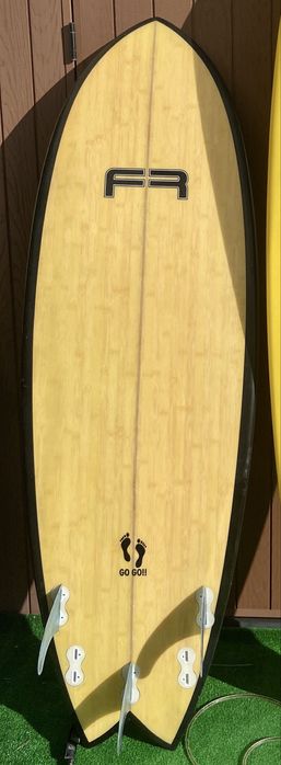 Prancha em bom estado, 5’10, 42,6l. Deck e fins incluídos