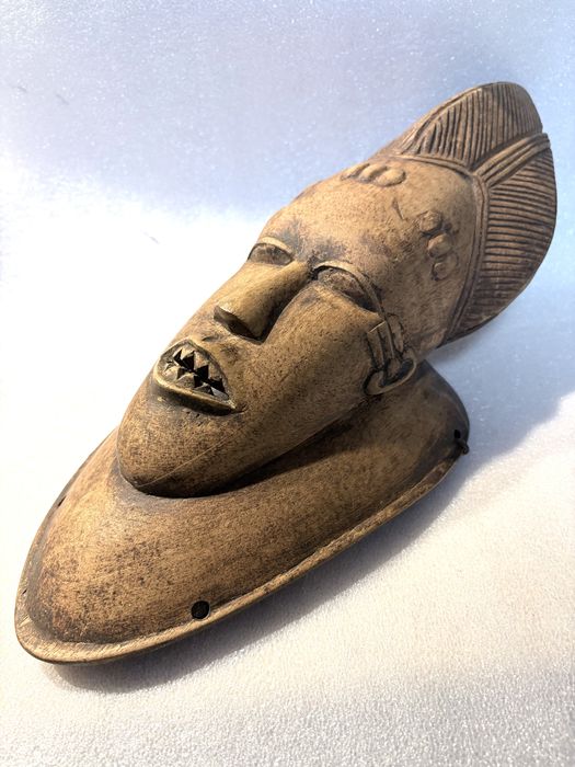 Fantásticas máscaras africanas “Baule” vintage em madeira  esculpidas à mão  - preço de cada 98,00 €