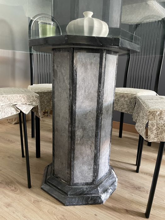 Mesa tampo de vidro e pe em pedra + 6 cadeiras