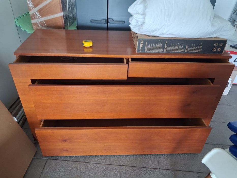 Móveis de quarto em madeira / cerejeira  – cómoda, camiseiro e mesas de cabeceira
