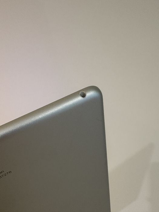 Apple iPad 6 32GB Wi-Fi Silver White Белый Серебро