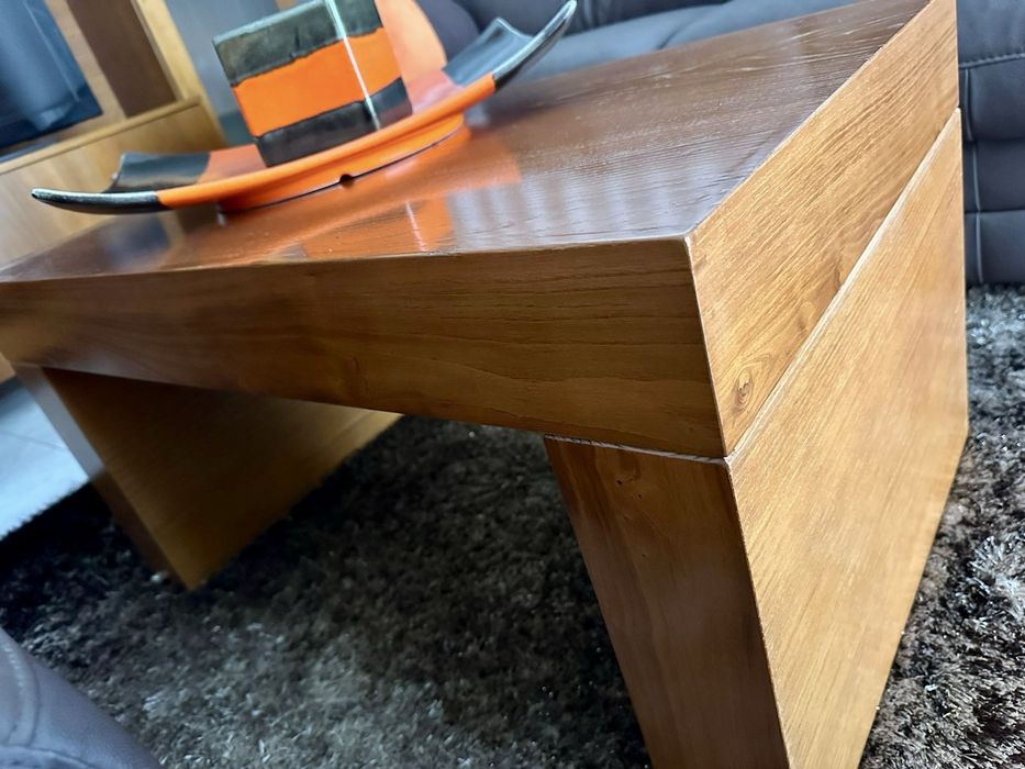 Móvel, estante e mesa de sala em Carvalho