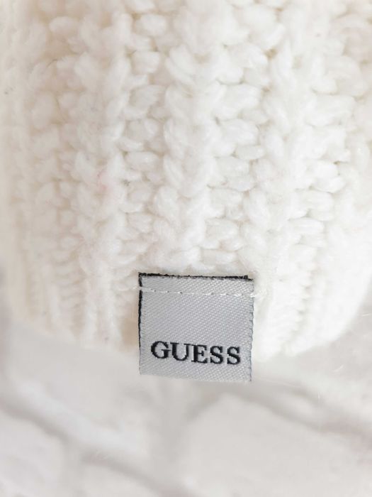 Biały sweterek z ozdobami Guess