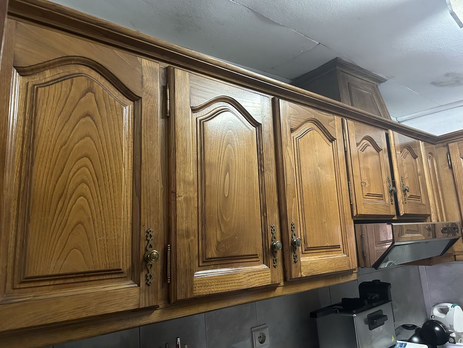 Mobilia de cozinha de madeira antiga