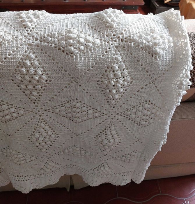 Colcha  de crochet, feita à mão, muito bom estado.