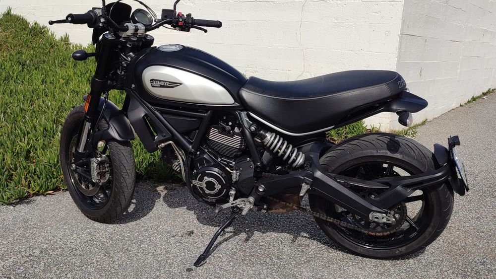 Troco mota  Ducati 800 Dark de 2022 por carro ou mota recente, clássico ou outra
