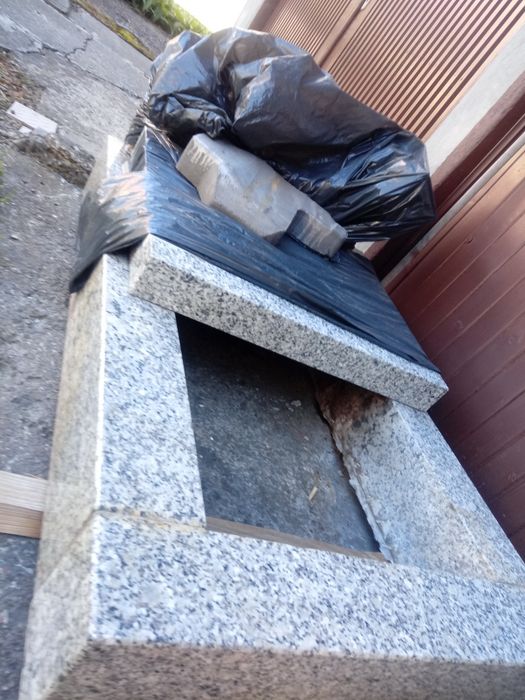 Granitowy nagrobek dziecięcy (115cm x 68cm) lub pomnik na urnę