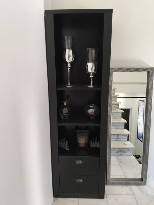 Móvel preto de prateleira e gavetas