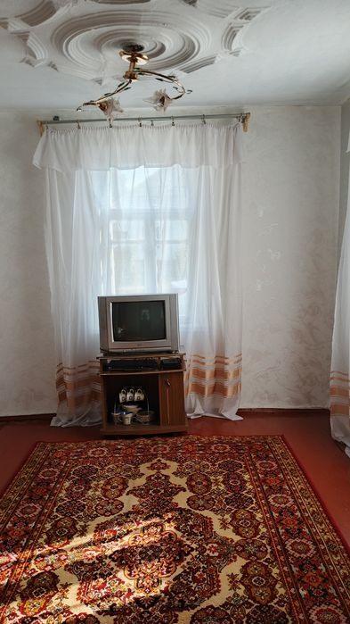 ПРОПОНУЄТЬСЯ ДО ПРОДАЖУ 2/3 частини житлового будинку у самому центрі м.Звенигородка