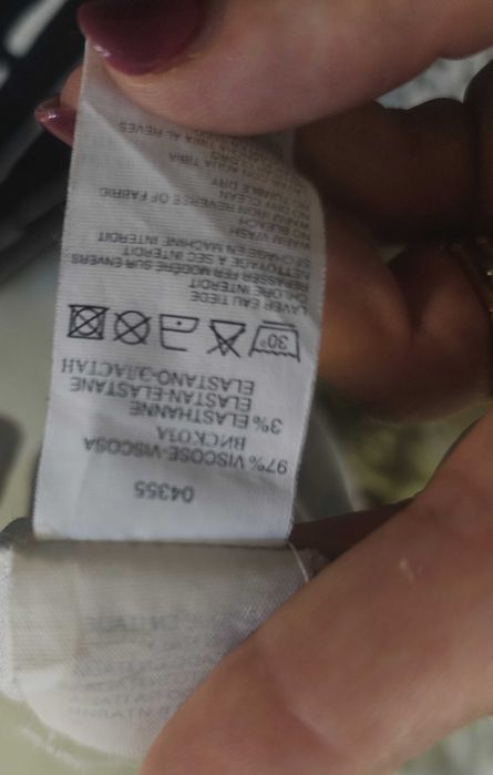 T-shirt manga curta com aplicações missangas