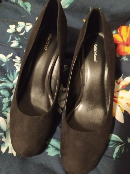 Buty sprzedam na obcasie