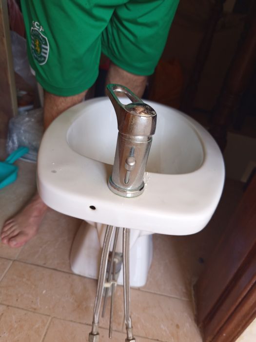 Bide, com torneira, e parafusos de fixação