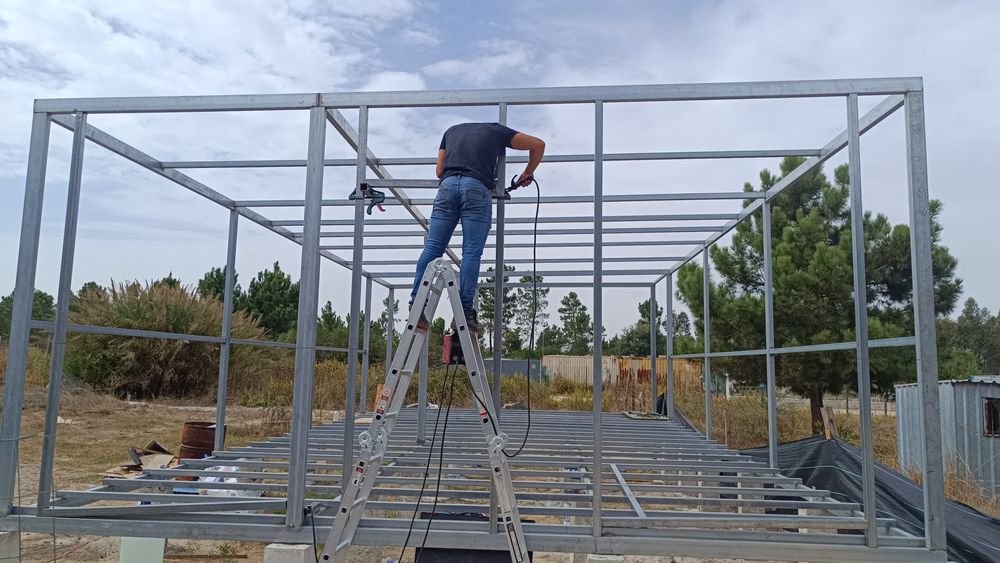 Carpintaria em Geral e Serralheria construção de casas modulares em aço galvanizado