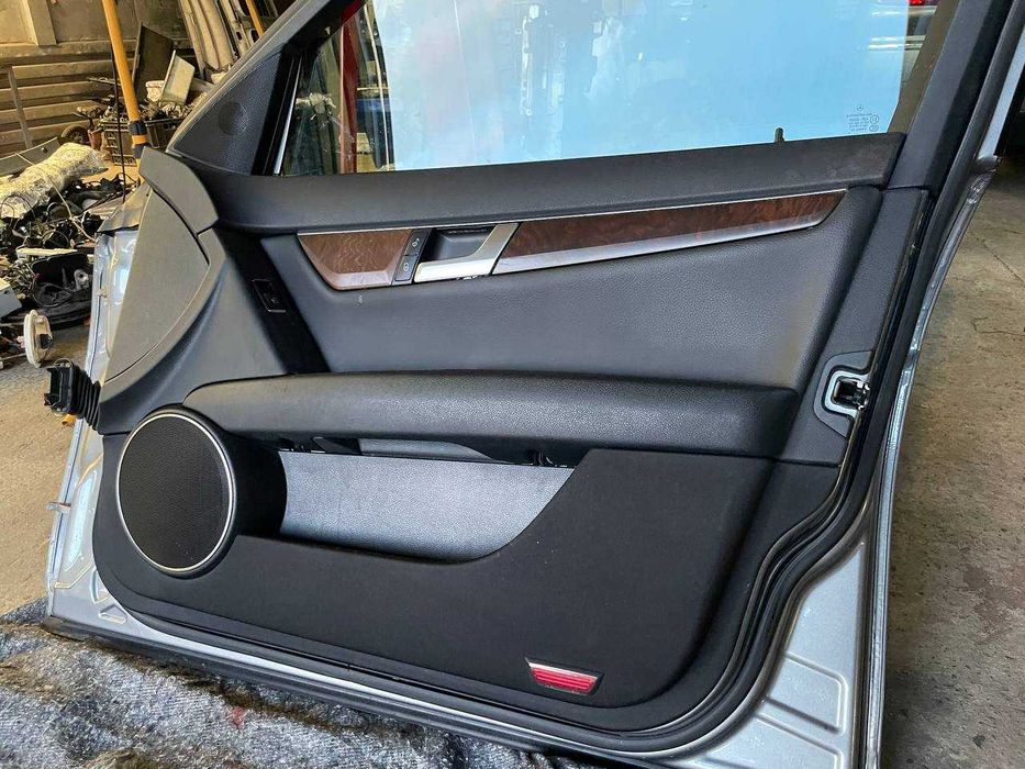 Карта передня права Mercedes W204 обшивка двери передняя правая