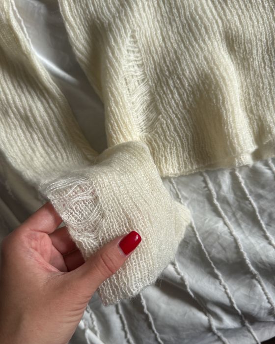 вʼязаний молочний лонгслів з рваностями