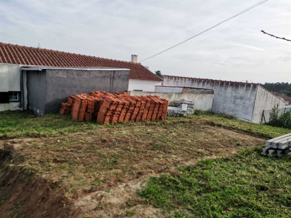 vende-se moradia em fase de reabilitação