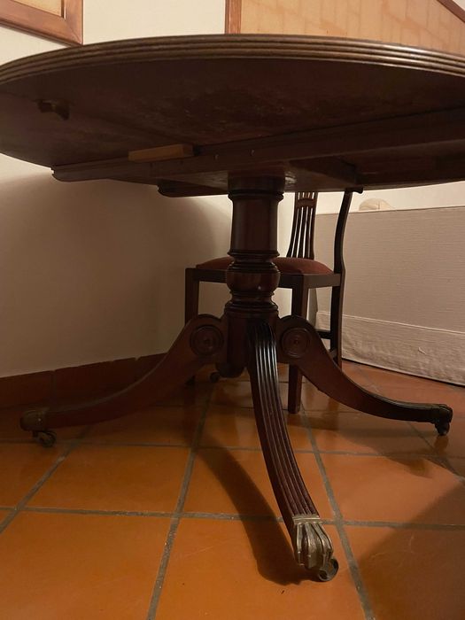 Mesa redonda, extensível, 1 metro e 30cm de diâmetro.