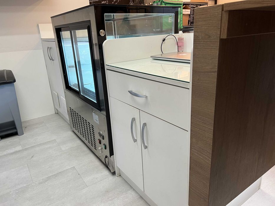 Balcão em madeira lacada + Vitrine refrigerada
