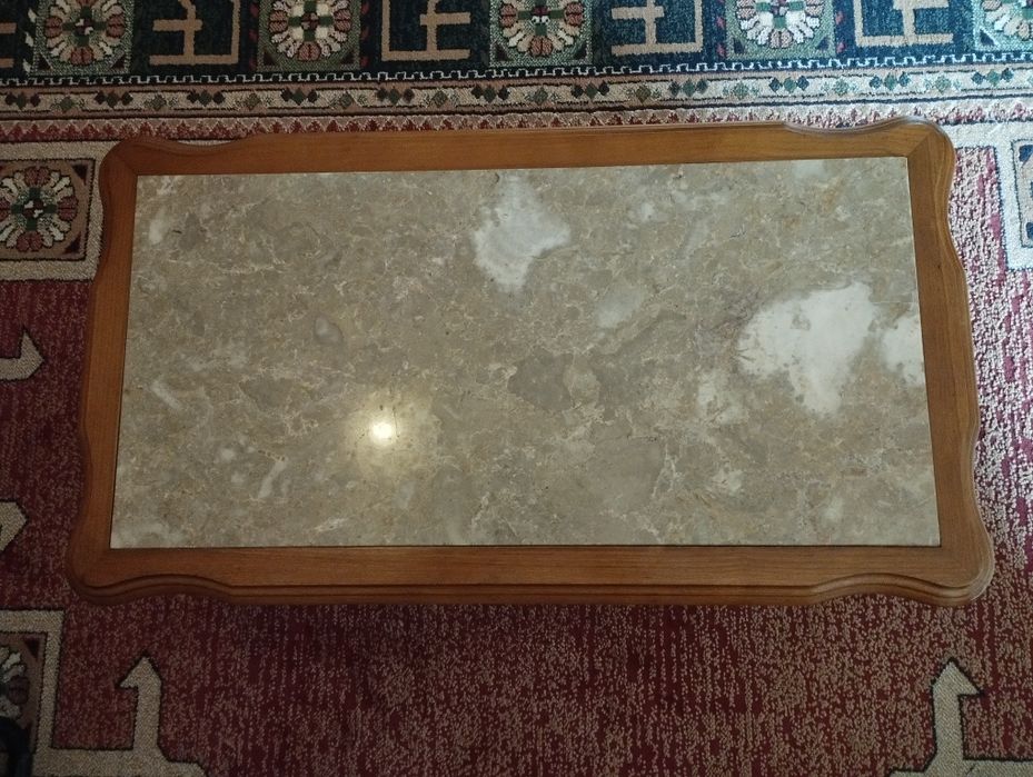 Mesa de apoio com pedra mármore.