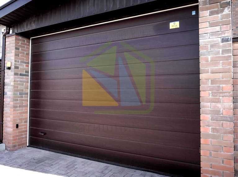 Секційні побутові ворота. Секционные гаражные ворота