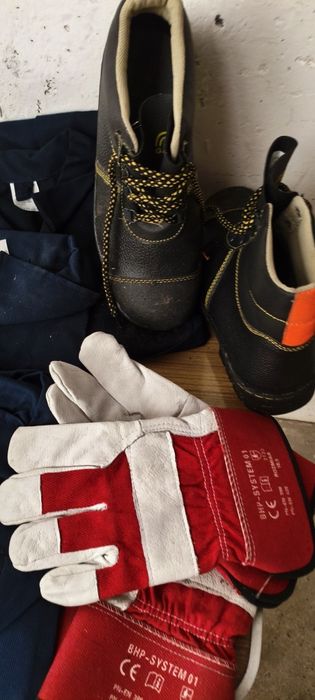 Sprzedam bluzy i buty  robocze