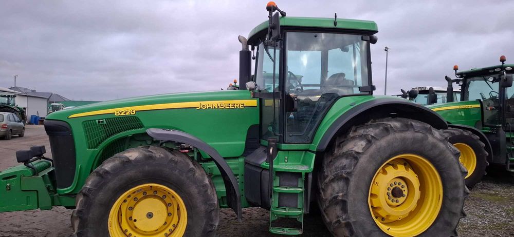 Ciągnik JOHN DEERE 8220
