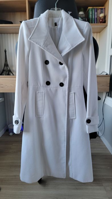 Біле пальто.